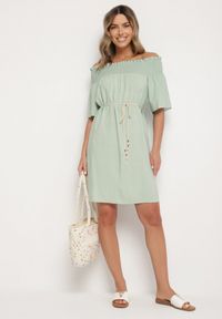 Born2be - Zielona Sukienka z Wiskozą Bawełną Hiszpańskim Dekoltem i Sznurkiem Lilarenne. Okazja: na co dzień. Kolor: zielony. Materiał: bawełna, wiskoza. Sezon: lato. Styl: casual, elegancki #3