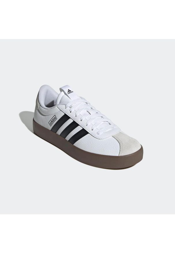 Adidas - Sneakersy męskie ADIDAS VL Court 3.0. Kolor: biały. Materiał: zamsz, kauczuk, syntetyk, skóra. Szerokość cholewki: normalna. Sport: turystyka piesza
