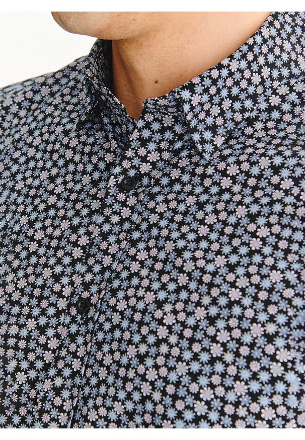 Pako Lorente - PAKO LORENTE – Czarna koszula w drobny wzór. Kolor: czarny. Materiał: bawełna. Długość rękawa: długi rękaw. Długość: długie. Wzór: kwiaty