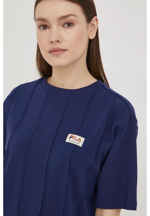 Fila sukienka kolor granatowy mini prosta. Okazja: na co dzień. Kolor: niebieski. Materiał: dzianina. Długość rękawa: krótki rękaw. Wzór: gładki. Typ sukienki: proste. Styl: casual. Długość: mini