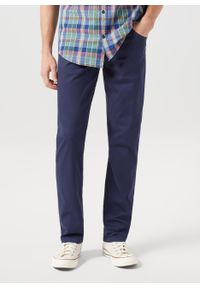 Wrangler - WRANGLER GREENSBORO MĘSKIE SPODNIE MATERIAŁOWE CHINO CHINOSY DARK NAVY 112350802. Materiał: materiał