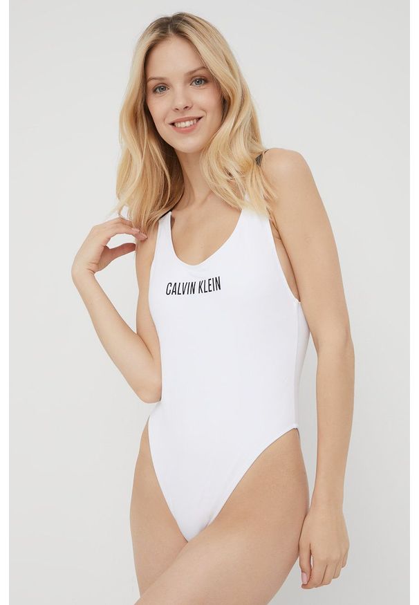 Calvin Klein strój kąpielowy kolor biały lekko usztywniona miseczka. Kolor: biały. Materiał: materiał, dzianina. Wzór: gładki