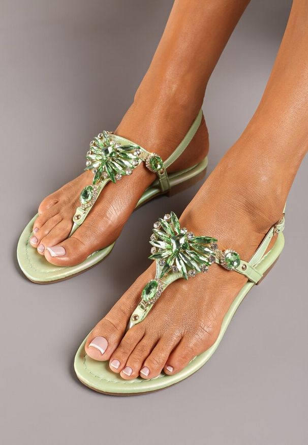Born2be - Zielone Płaskie Sandały Japonki Ozdobione Opalizującymi Cyrkoniami Landrea. Okazja: na co dzień. Zapięcie: sprzączka. Kolor: zielony. Materiał: len. Wzór: aplikacja. Sezon: lato. Styl: casual, elegancki, klasyczny