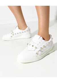 VALENTINO - Sneakersy Rockstud. Kolor: biały. Materiał: materiał, guma. Wzór: aplikacja