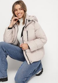 Born2be - Beżowa Oversizowa Kurtka z Pikowanymi Przeszyciami i Kapturem Galimea. Okazja: na co dzień. Kolor: beżowy. Materiał: jeans, poliester. Wzór: aplikacja. Styl: klasyczny, casual