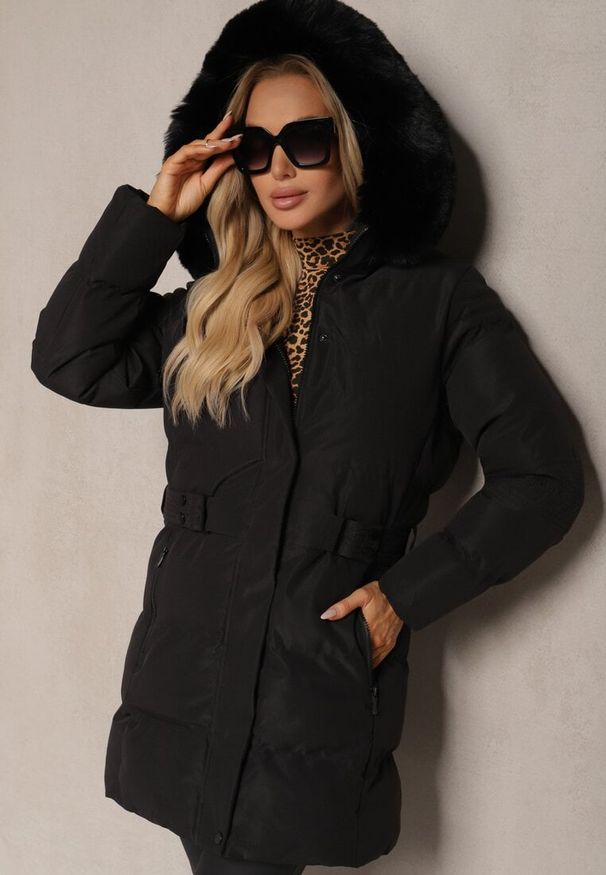 Renee - Czarna Pikowana Kurtka Taliowana z Odpinanym Kapturem i Futerkiem Raithia. Okazja: na co dzień. Kolor: czarny. Materiał: futro. Wzór: aplikacja. Styl: casual, elegancki