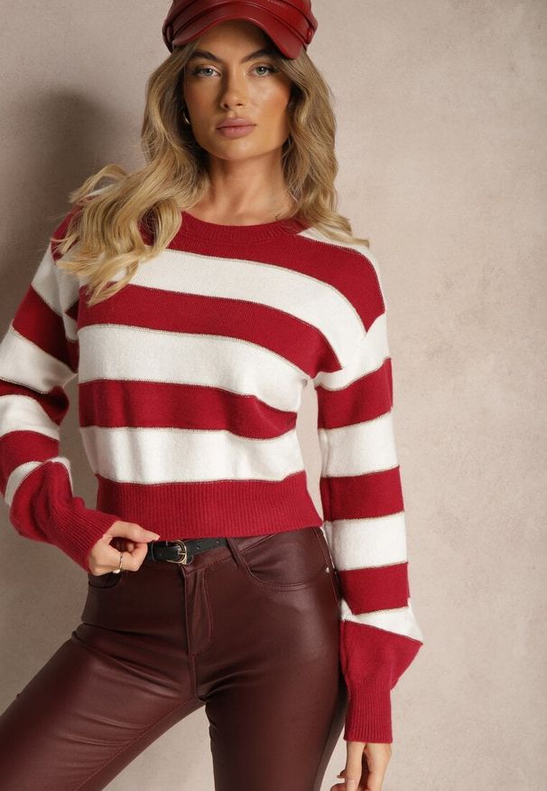 Renee - Biało-Bordowy Sweter w Poziome Pasy z Przeszyciami Metalicznej Nitki Zinfarra. Okazja: na co dzień. Kolor: biały. Materiał: jeans. Długość rękawa: długi rękaw. Długość: długie. Sezon: zima, jesień. Styl: casual