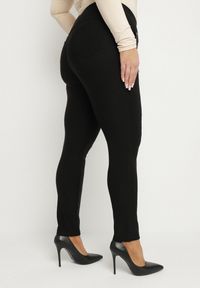 Born2be - Czarne Spodnie z Gumką w Pasie z Cyrkoniami Slim Ellivna. Okazja: na co dzień. Kolekcja: plus size. Kolor: czarny. Styl: klasyczny, casual, elegancki