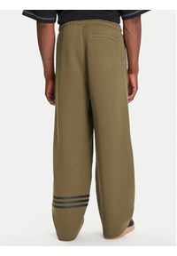 Adidas - adidas Spodnie dresowe Neuclassics JW5444 Zielony Loose Fit. Kolor: zielony. Materiał: syntetyk, bawełna #5