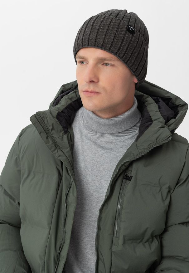 Volcano - Prążkowana, zimowa czapka H-NORTH. Materiał: prążkowany. Wzór: napisy, prążki, aplikacja. Sezon: zima. Styl: klasyczny