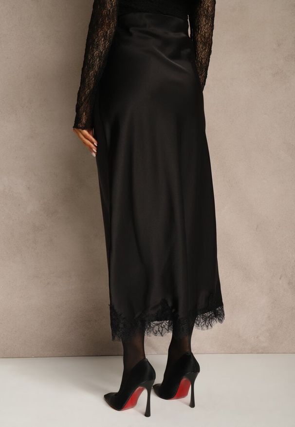Renee - Czarna Spódnica z Satyny Zdobiona Koronką Marefera. Okazja: na co dzień. Kolor: czarny. Materiał: satyna, koronka. Wzór: aplikacja, koronka. Styl: casual