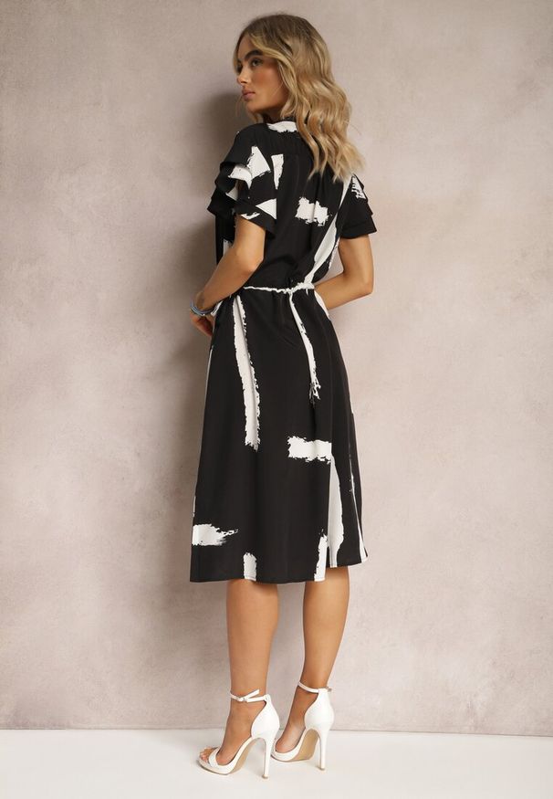 Renee - Czarno-Biała Pudełkowa Sukienka z Ozdobnym Wzorem i Sznurkiem w Talii Sidna. Okazja: na co dzień. Kolor: czarny. Materiał: tkanina, jeans. Typ sukienki: proste. Styl: casual, elegancki