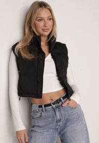 Born2be - Czarna Krótka Kamizelka Pikowana Typu Puffer Niraemius. Okazja: na co dzień. Kolor: czarny. Materiał: poliester. Długość: krótkie. Styl: casual #5