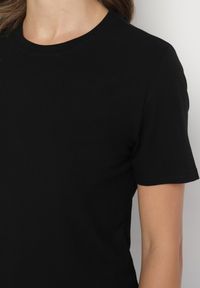 Born2be - Czarny Wiskozowy T-shirt w Klasycznym Stylu Arivoria. Okazja: na co dzień. Kolor: czarny. Materiał: wiskoza. Wzór: aplikacja, bez wzorów. Styl: klasyczny #7