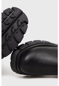 Truffle Collection Sztyblety damskie kolor czarny na platformie. Nosek buta: okrągły. Kolor: czarny. Materiał: guma. Obcas: na platformie #4