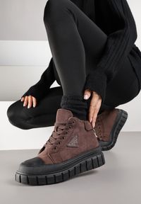 Renee - Brązowe Botki Vices Typu Trapery na Platformie z Tłoczeniem i Aplikacją Gioselda. Kolor: brązowy. Wzór: aplikacja. Obcas: na platformie. Styl: elegancki #4