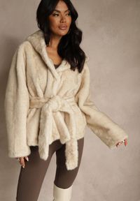 Renee - Beżowa Futerkowa Kurtka z Kapturem i Wiązanym Paskiem Zetele. Typ kołnierza: kaptur. Kolor: beżowy. Materiał: koronka, jeans #4