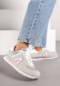Renee - Ciemnobeżowe Sneakersy Ozdobione Geometrycznym Motywem Rilenessa. Okazja: na co dzień. Kolor: beżowy. Materiał: jeans. Wzór: aplikacja, geometria #6