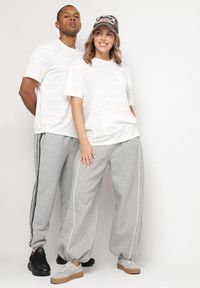 Born2be - Jasnobeżowa Koszulka o Klasycznym Kroju z Kieszonką Mairalissa. Okazja: na spotkanie biznesowe, do pracy, na co dzień. Kolor: beżowy. Materiał: jeans. Wzór: aplikacja. Styl: klasyczny #3