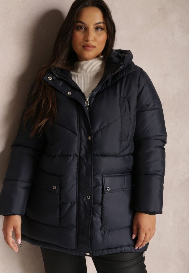 Renee - Granatowa Kurtka Pikowana Sabrino. Kolekcja: plus size. Kolor: niebieski. Materiał: materiał. Długość rękawa: długi rękaw. Długość: długie