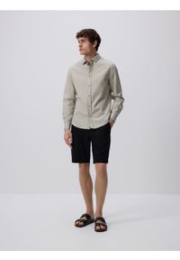 Reserved - Szorty chino regular - czarny. Kolor: czarny. Materiał: len, bawełna