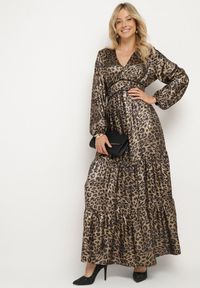 Born2be - Czarno-Złota Rozkloszowana Sukienka w Panterkę z Falbanami i Gumką w Talii Tinnetra. Okazja: na co dzień. Typ kołnierza: dekolt w kształcie V. Kolor: czarny. Materiał: skóra. Wzór: motyw zwierzęcy. Styl: casual, elegancki #5