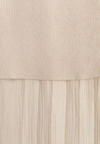 Renee - Beżowa Dzianinowa Sukienka z Wiskozą Zdobiona Podszewką i Paskiem z Klamrą Arkilia. Okazja: na co dzień. Kolor: beżowy. Materiał: dzianina, wiskoza. Wzór: aplikacja. Styl: casual #6