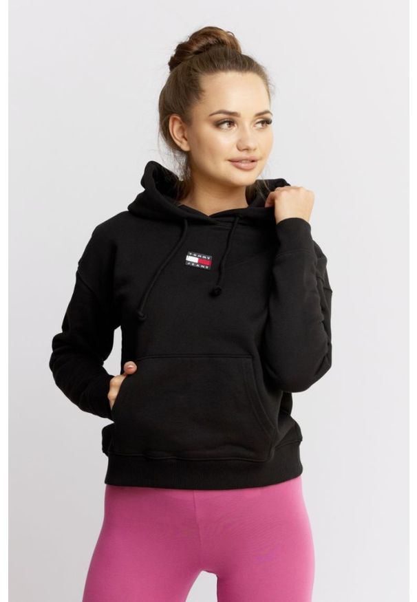 Tommy Jeans - TOMMY JEANS Czarna bluza damska z kapturem. Typ kołnierza: kaptur. Kolor: czarny. Materiał: prążkowany. Wzór: aplikacja