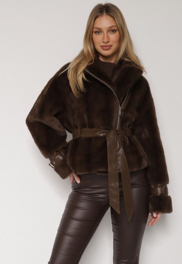 Born2be - Brązowa Futrzana Kurtka z Paskiem z Imitacji Skóry i Ozdobnymi Sprzączkami Oryss. Okazja: na co dzień. Kolor: brązowy. Materiał: skóra, futro. Styl: casual