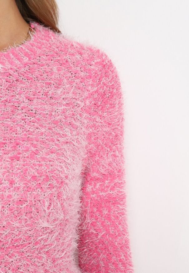 Born2be - Ciemnoróżowy Puchaty Sweter z Długim Rękawem i Okrągłym Dekoltem Elinmes. Kolor: różowy. Materiał: tkanina, wełna. Długość rękawa: długi rękaw. Długość: długie. Wzór: gładki