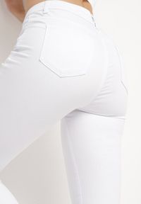 Born2be - Białe Spodnie Typu Bojówki z Kieszeniami z Klapami Zapinane na Suwak Oannest. Kolor: biały. Wzór: moro. Styl: militarny #4