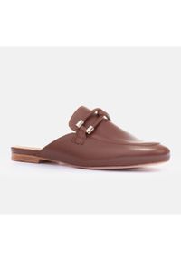 Marco Shoes Klapki z ozdobą brązowe. Kolor: brązowy. Wzór: aplikacja #5