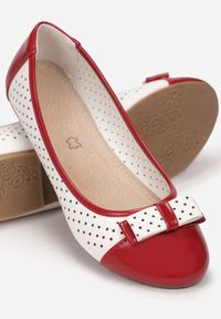 Born2be - Biało-Czerwone Balerinki Talilia. Nosek buta: okrągły. Zapięcie: bez zapięcia. Kolor: biały. Materiał: skóra ekologiczna, lakier. Szerokość cholewki: normalna. Wzór: ażurowy, aplikacja #5