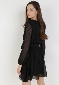 Born2be - Czarna Sukienka Sharpblaze. Kolor: czarny. Materiał: materiał, tkanina. Długość rękawa: długi rękaw. Typ sukienki: kopertowe. Długość: mini #3