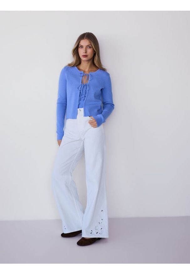 Reserved - Jeansy wide leg z ażurowym wzorem - biały. Kolor: biały. Wzór: ażurowy
