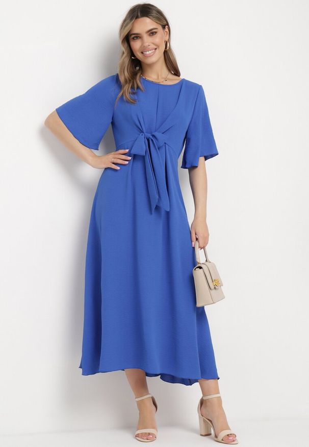 Born2be - Granatowa Sukienka Maxi z Ozdobnym Wiązaniem i Gumką w Talii Myrcella. Kolor: niebieski. Długość: maxi