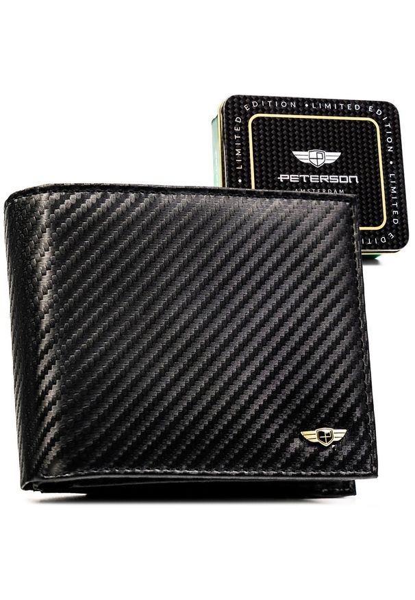 Duży portfel męski ze skóry naturalnej w czarnym kolorze bez zapięcia zewnętrznego, w zestawie z brelokiem - Peterson. Kolor: czarny. Materiał: skóra