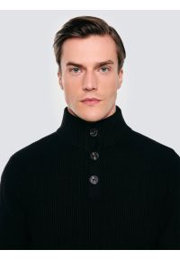 Big-Star - Sweter męski ze stójką czarny Neroni 906. Okazja: na co dzień. Typ kołnierza: kołnierzyk stójkowy. Kolor: czarny. Materiał: dzianina, materiał. Wzór: aplikacja, ze splotem. Styl: casual, elegancki #4