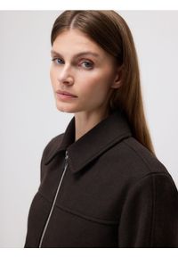 Reserved - Kurtka z kołnierzykiem - ciemnobrązowy. Kolor: brązowy. Materiał: materiał. Wzór: gładki #1