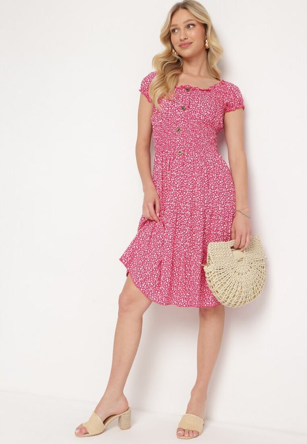 Born2be - Fuksjowa Bawełniana Sukienka w Drobne Kwiaty z Gumkami w Talii Fielita. Kolor: różowy. Materiał: bawełna. Długość rękawa: krótki rękaw. Wzór: kwiaty. Sezon: lato. Styl: elegancki