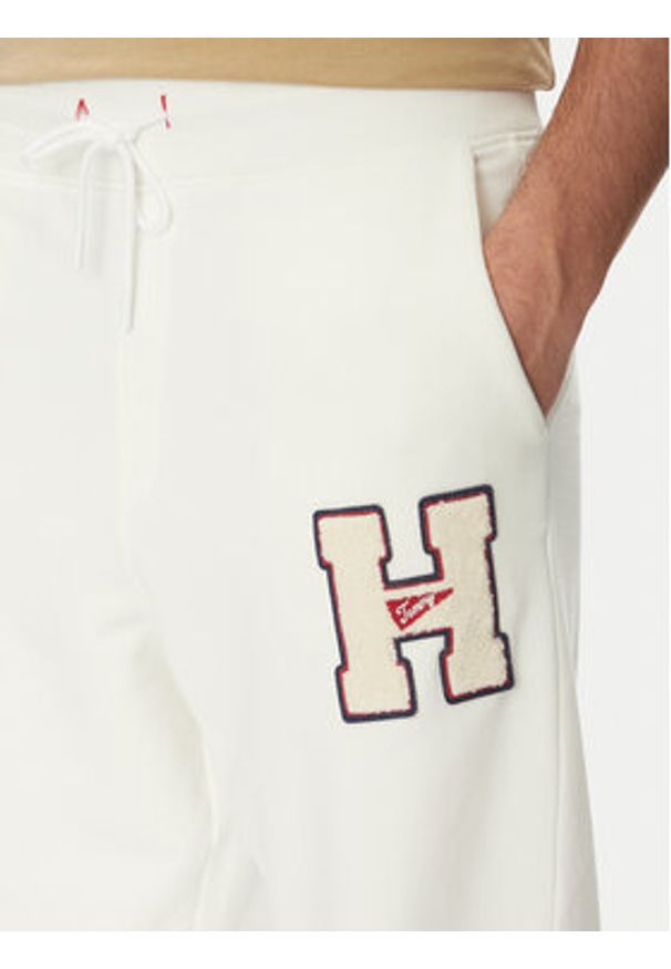 Tommy Jeans Spodnie dresowe Towel Patch DM0DM21277 Écru Regular Fit. Materiał: bawełna