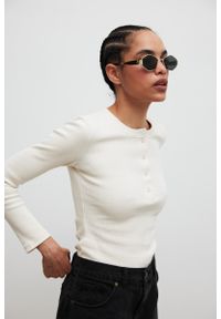 Marsala - Dopasowany top z dekoltem na zatrzaski w kolorze BRIGHT BEIGE - MOODY NAP-XS. Materiał: elastan, dzianina, prążkowany, bawełna, materiał. Długość rękawa: długi rękaw. Długość: długie