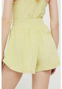 Calvin Klein Jeans szorty damskie kolor zielony z nadrukiem high waist. Stan: podwyższony. Kolor: zielony. Materiał: dzianina. Wzór: nadruk #4