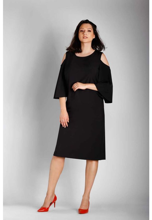Nommo - Czarna Prosta Midi Sukienka z Rozkloszowanym Rękawem PLUS SIZE. Kolekcja: plus size. Kolor: czarny. Materiał: poliester, wiskoza. Typ sukienki: proste, dla puszystych. Długość: midi