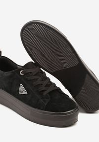 Renee - Czarne Sneakersy na Platformie z Zamszu Naturalnego Ozdobione Aplikacją Beliale. Okazja: na co dzień. Kolor: czarny. Materiał: zamsz. Wzór: aplikacja. Obcas: na platformie #4