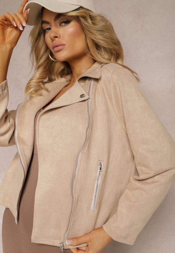 Renee - Jasnobeżowa Asymetryczna Kurtka Ramoneska z Imitacji Zamszu Kmiya. Kolekcja: plus size. Kolor: beżowy. Materiał: zamsz
