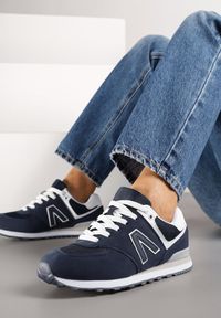 Renee - Granatowe Sneakersy Ozdobione Geometrycznym Motywem Rilenessa. Okazja: na co dzień. Kolor: niebieski. Materiał: jeans. Wzór: aplikacja, geometria