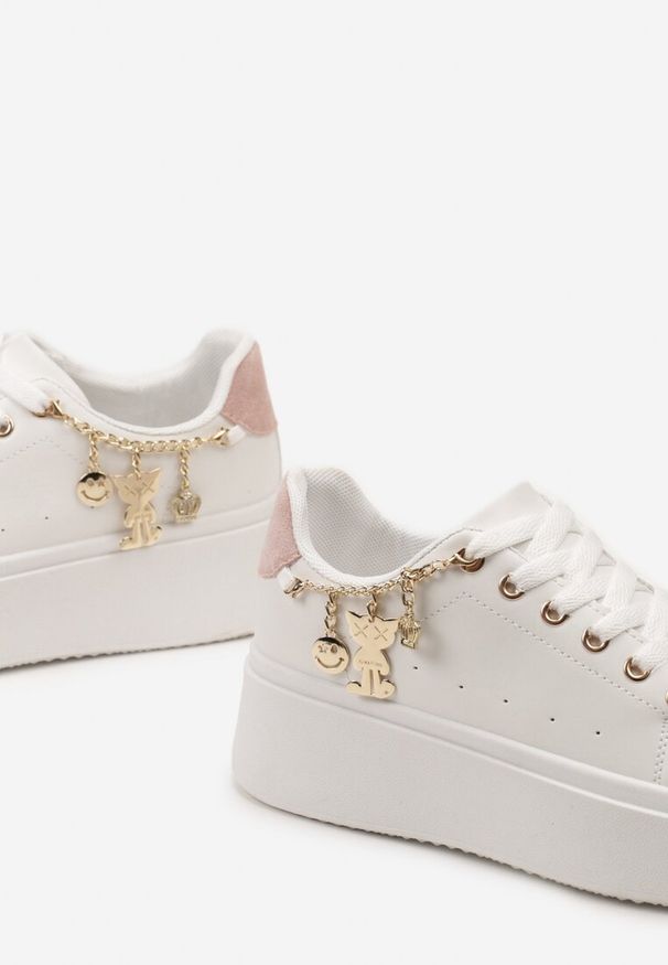 Renee - Biało-Różowe Sznurowane Sneakersy z Ekoskóry na Platformie z Łańcuszkiem i Zawieszkami Salvania. Okazja: na co dzień. Nosek buta: okrągły. Zapięcie: sznurówki. Kolor: biały. Materiał: materiał, jeans. Obcas: na platformie. Wysokość obcasa: niski