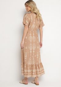 Born2be - Ciemnobeżowa Sukienka Rozkloszowana z Wiskozą w Boho Wzór z Falbaną Turaline. Typ kołnierza: kołnierz z falbankami. Kolor: beżowy. Materiał: wiskoza. Sezon: lato. Typ sukienki: rozkloszowane. Styl: boho #4