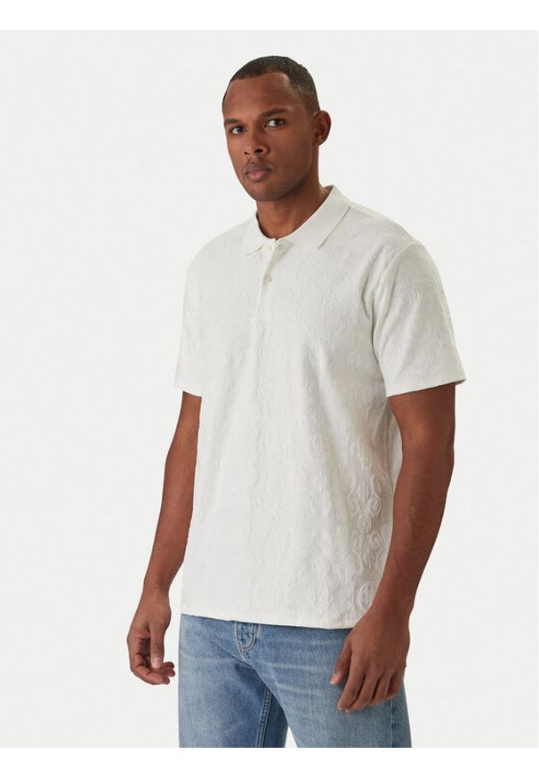 Guess Polo M6RP25 KCFE2 Écru Regular Fit. Typ kołnierza: polo. Kolor: kremowy. Materiał: syntetyk